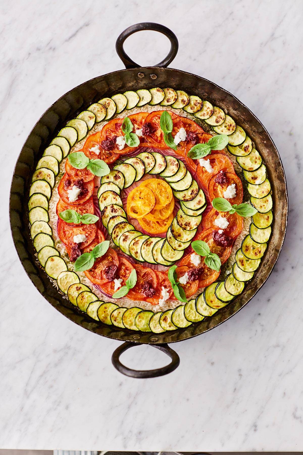 Śródziemnomorski ryż z warzywami (Fot. David Loftus / © Jamie Oliver Enterprises Limited, 2019)