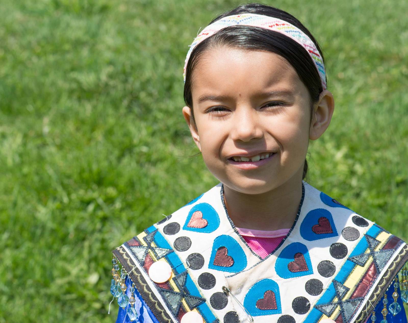 Dziewczynka w tradycyjnym stroju rdzenych mieszkańców Kanady (Fot. Getty Images)