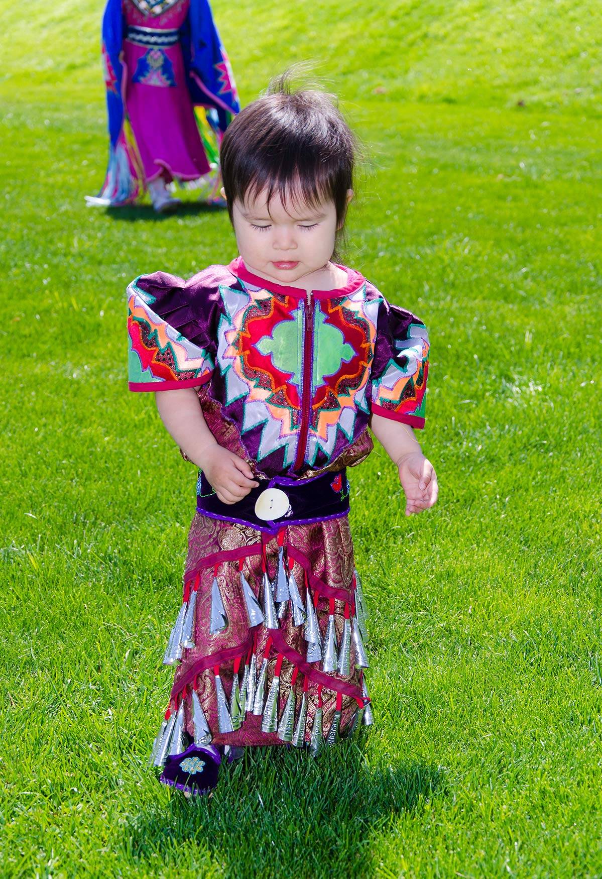 Dziecko w tradycyjnym stroju rdzenych mieszkańców Kanady (Fot. Getty Images)