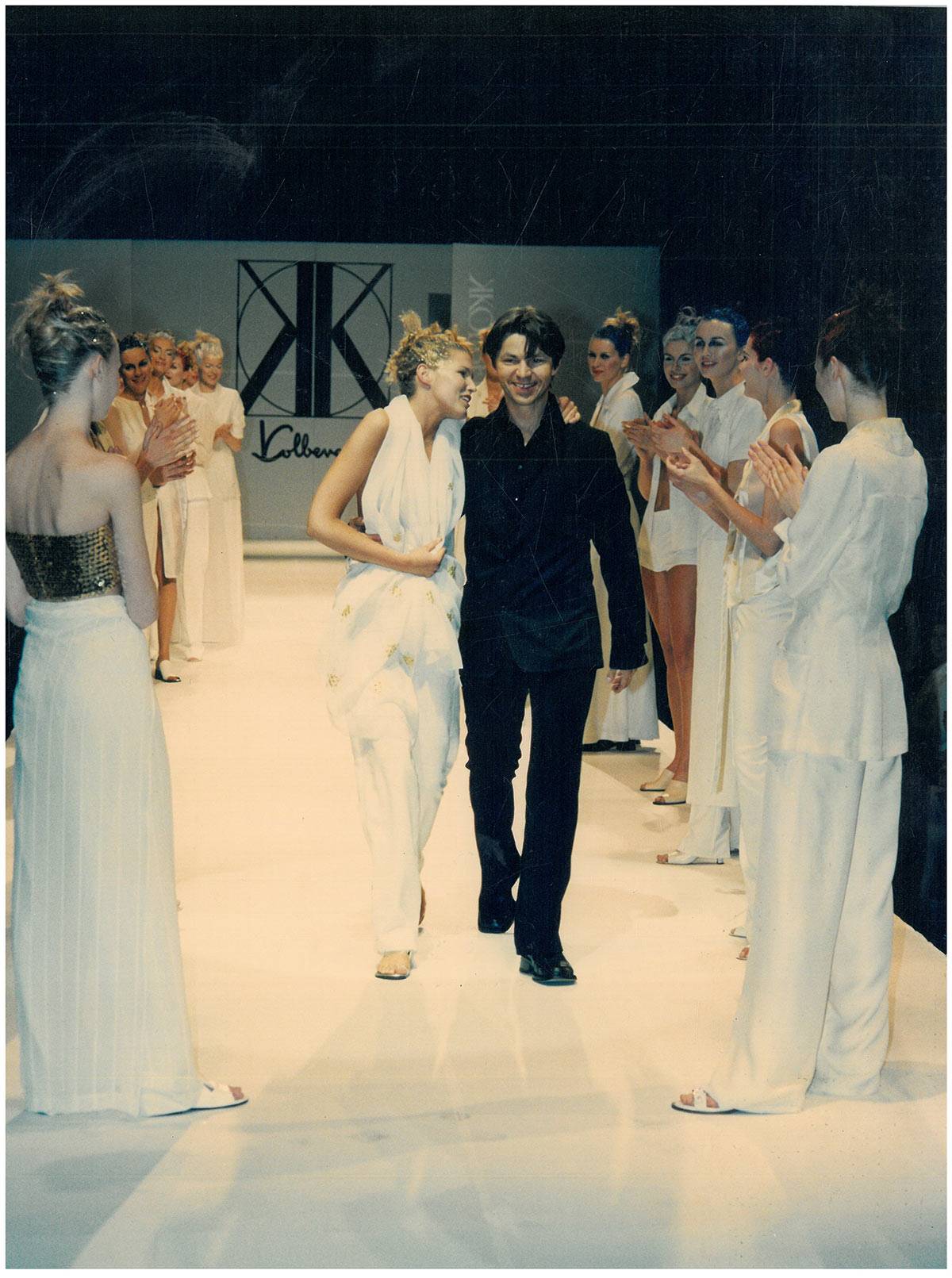 Krzysztof Łoszewski z modelkami w finale pokazu (Fot. archiwum marki Kolberger)