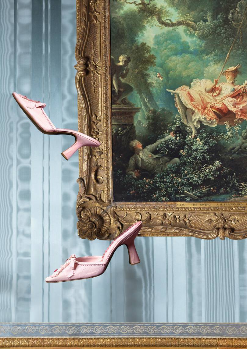 Para butów i olej na płótnie Huśtawka autorstwa Jeana-Honorégo Fragonarda na wystawie Wnikliwy umysł: Manolo Blahnik w muzeum Wallace Collection (Fot. muzeum Wallace Collection)