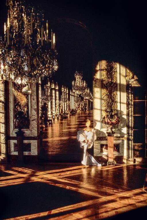 THE HALL OF MIRRORS (CHÂTEAU DE VERSAILLES – FRANCE) 1986. Dauphine de Jerphanion w Lamé Glacé autorstwa Muglera