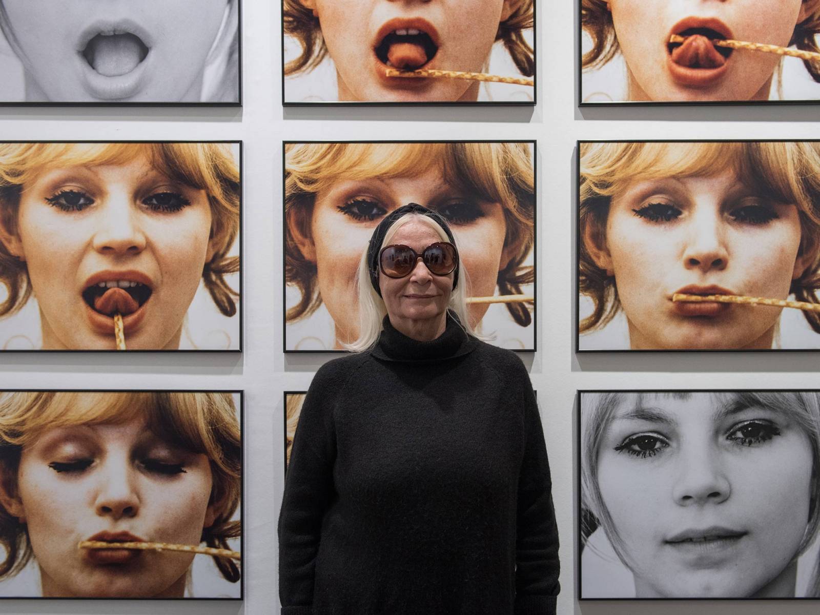 Paryż, Natalia LL na tle swoich prac Consumer Art podczas Paris Photo (fot.Tadeusz Koniarz/REPORTER)