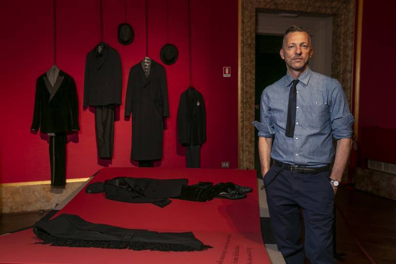Kurator Olivier Saillard otwiera wystawę „Krótka opowieść o męskiej modzie”, której tematem jest 30-letnia historia męskiej mody – od roku 1989 do współczesności (Fot. Nonamephoto)