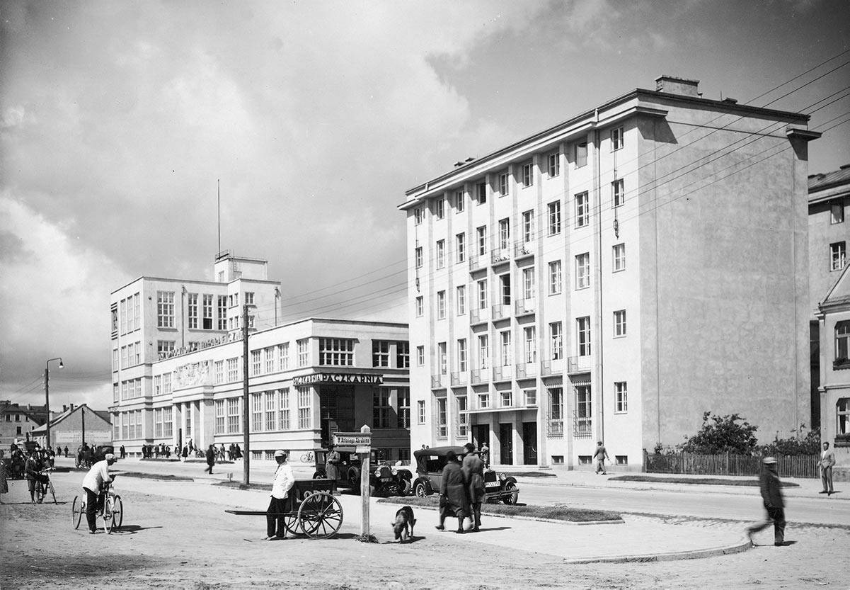 Budynki Banku Gospodarstwa Krajowego i urzędu pocztowego w Gdyni, (fot. Henryk Poddębski, 1930, NAC)