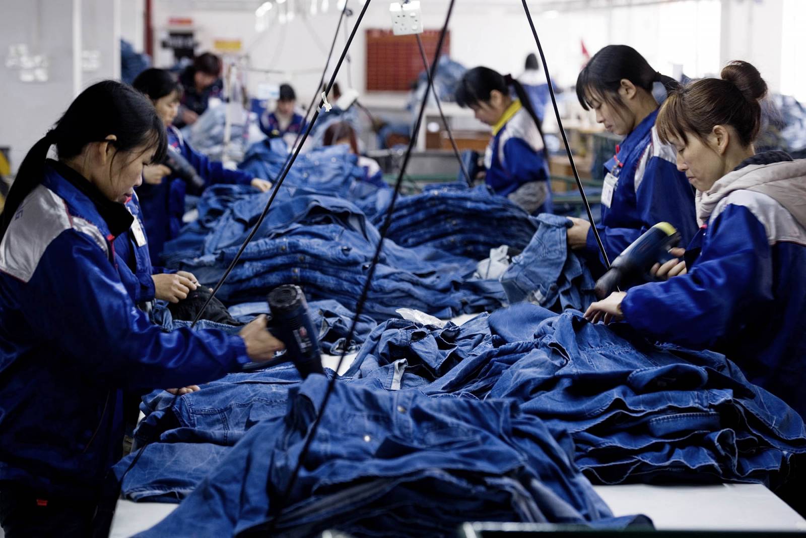 Produkcja dżinsu w chińskiej fabryce (Fot. Getty Images)