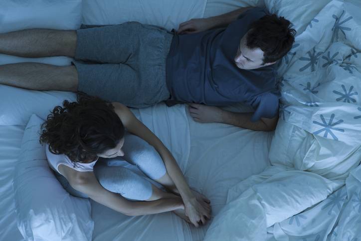 Razem czy osobno: Jakie znaczenie ma dzielenie łóżka z partnerem w związku