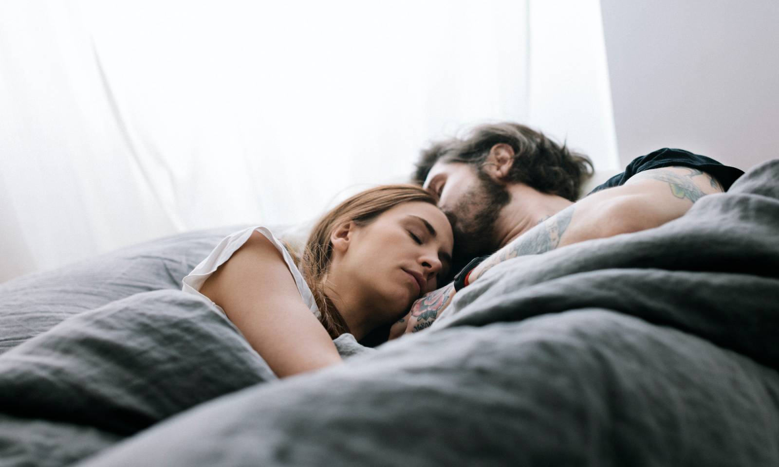 Razem czy osobno: Jakie znaczenie ma wspólne łóżko w związku