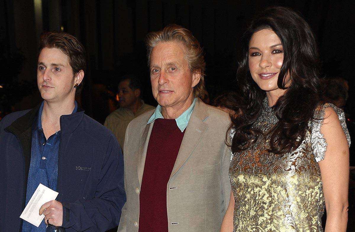 Cameron Douglas,  Michael Douglas i Catherine Zeta-Jones na przedstawieniu Kirka Douglasa „Before I Forget, 2009 r. (Fot. Jason LaVeris/FilmMagic)