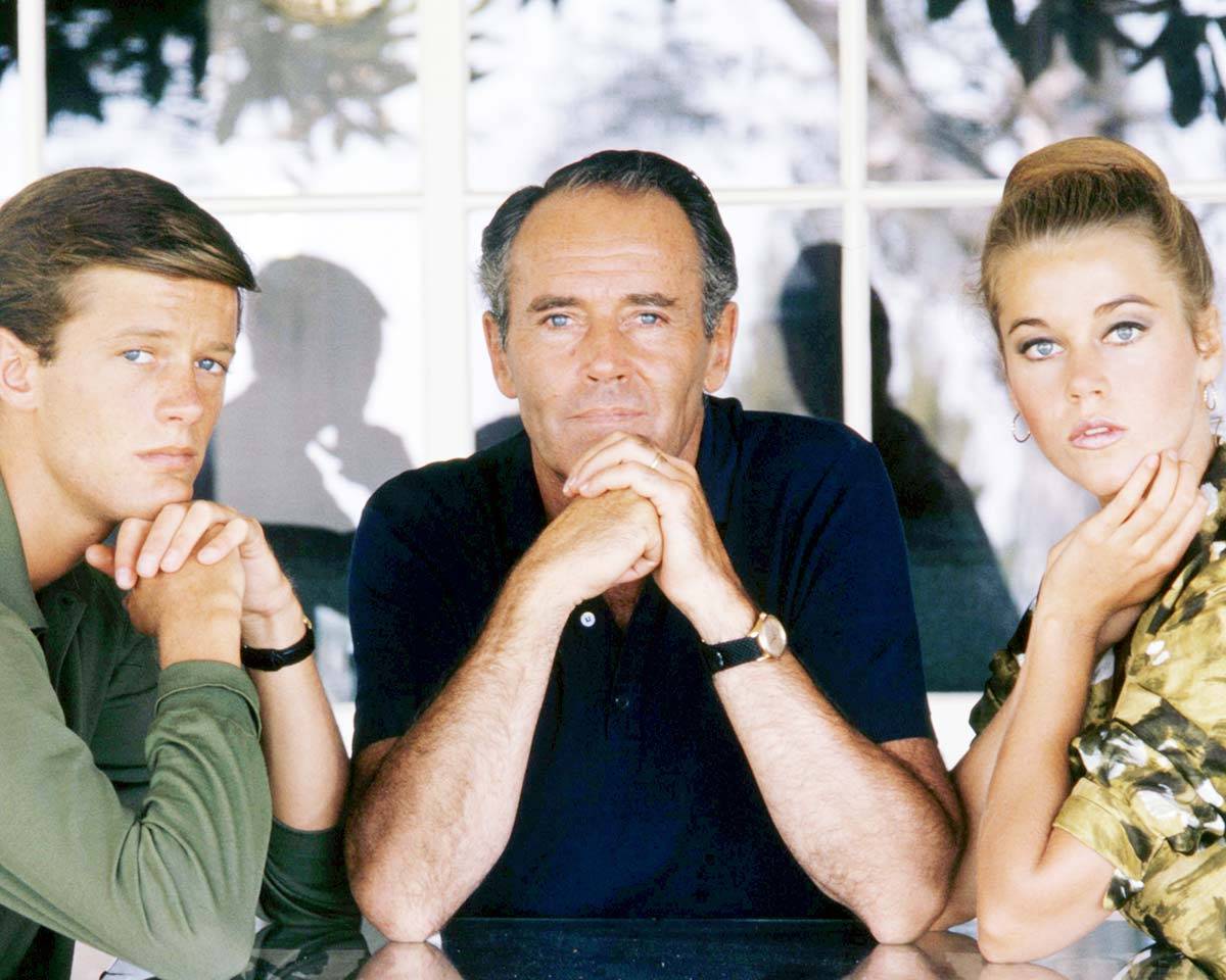 Henry Fonda (1905 - 1982, w środku), jego syn Peter Fonda i córka Jane Fonda, około 1963 r. (Fot. Silver Screen Collection/Getty Images)