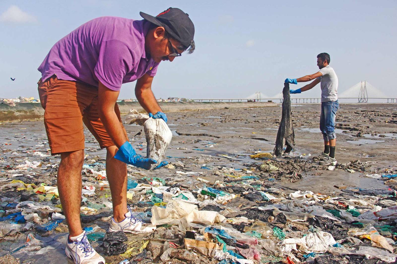 Oczyszczanie plaży w Mumbai (Fot. Hemanshi Kamani/Hindustan Times  via Getty Images)