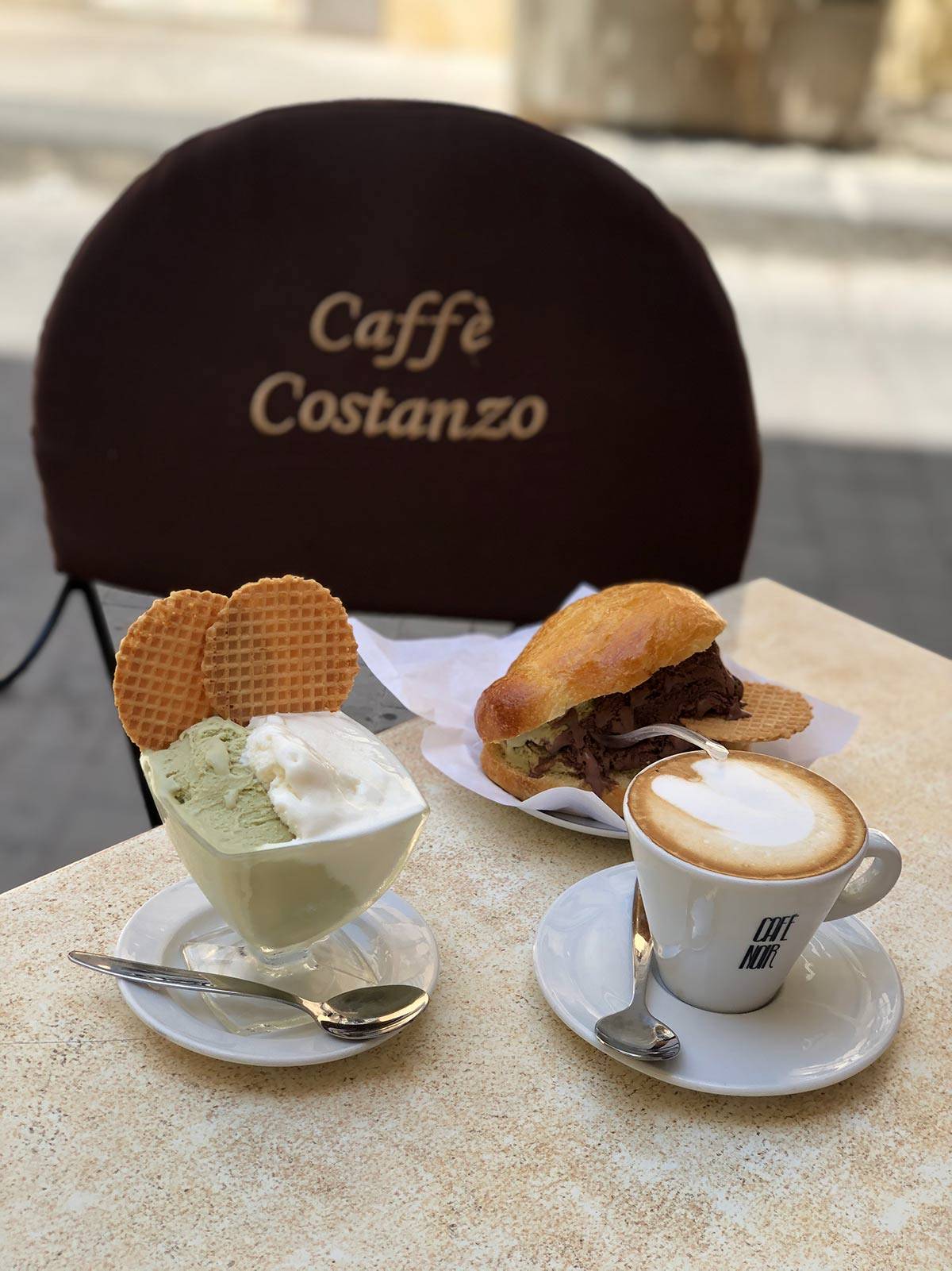 Caffe Costanzo i tradycyjne lody w brioche, Noto (Fot. Archiwum prywatne)