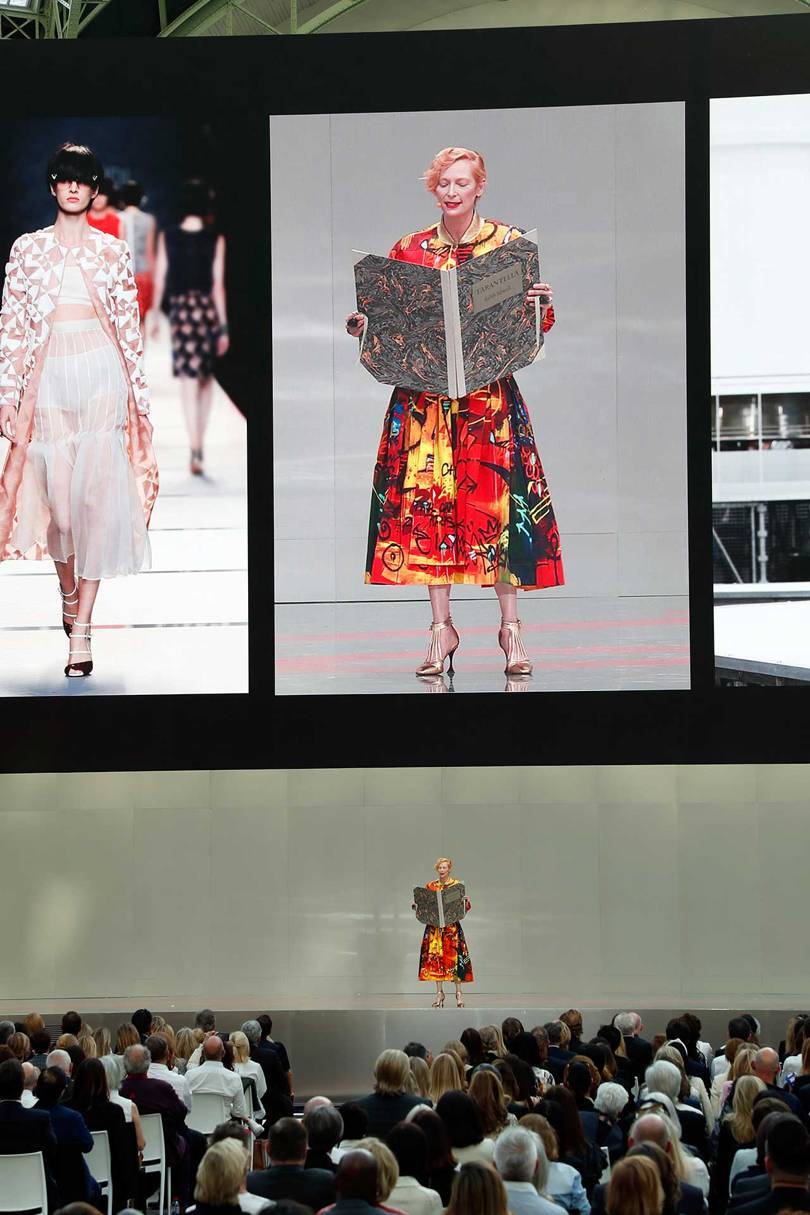 Tilda Swinton czyta wiersz „Tarantella” Edith Sitwell podczas widowiska „Karl wiecznie żywy” (Fot. GETTY IMAGES)