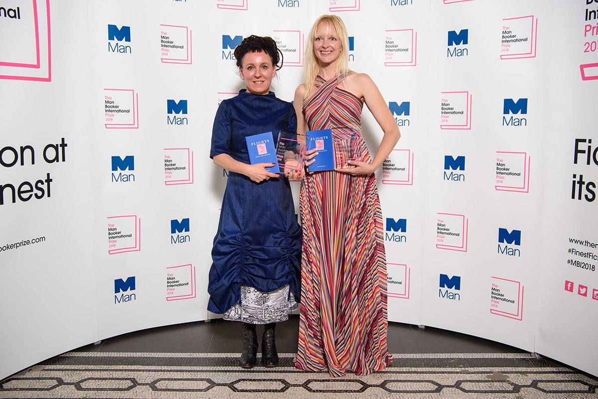 Olga Tokarczuk i Antonia Lloyd-Jones z nagrodą Man Booker International prize 2018 (Fot.PA Wire/PA Images/EAST NEWS)