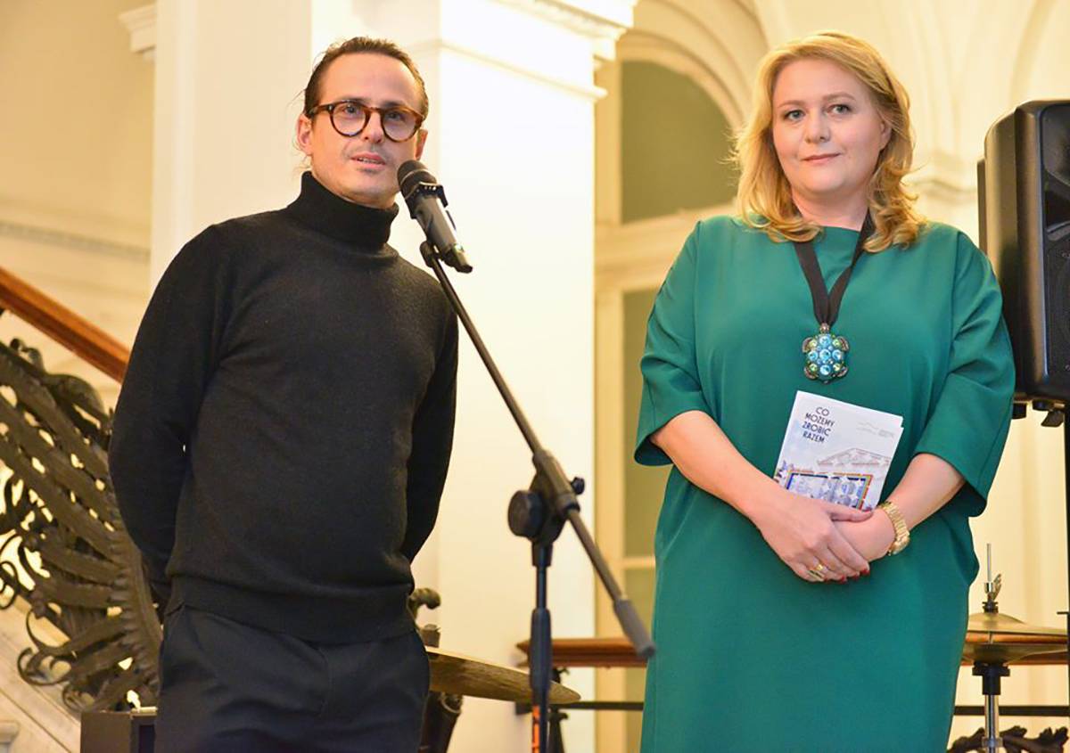 Przedpremiera wystawy RADKA SZLAGI / spotkanie świąteczne dla TZSP w grudniu 2019, na zdjęciu: Radek Szlaga i Natalia Hojny (Fot. Marek Krzyżanek)