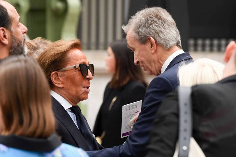 Bernard Arnault wita Valentina na wydarzeniu „Karl wiecznie żywy” (ZDJĘCIE: REX)