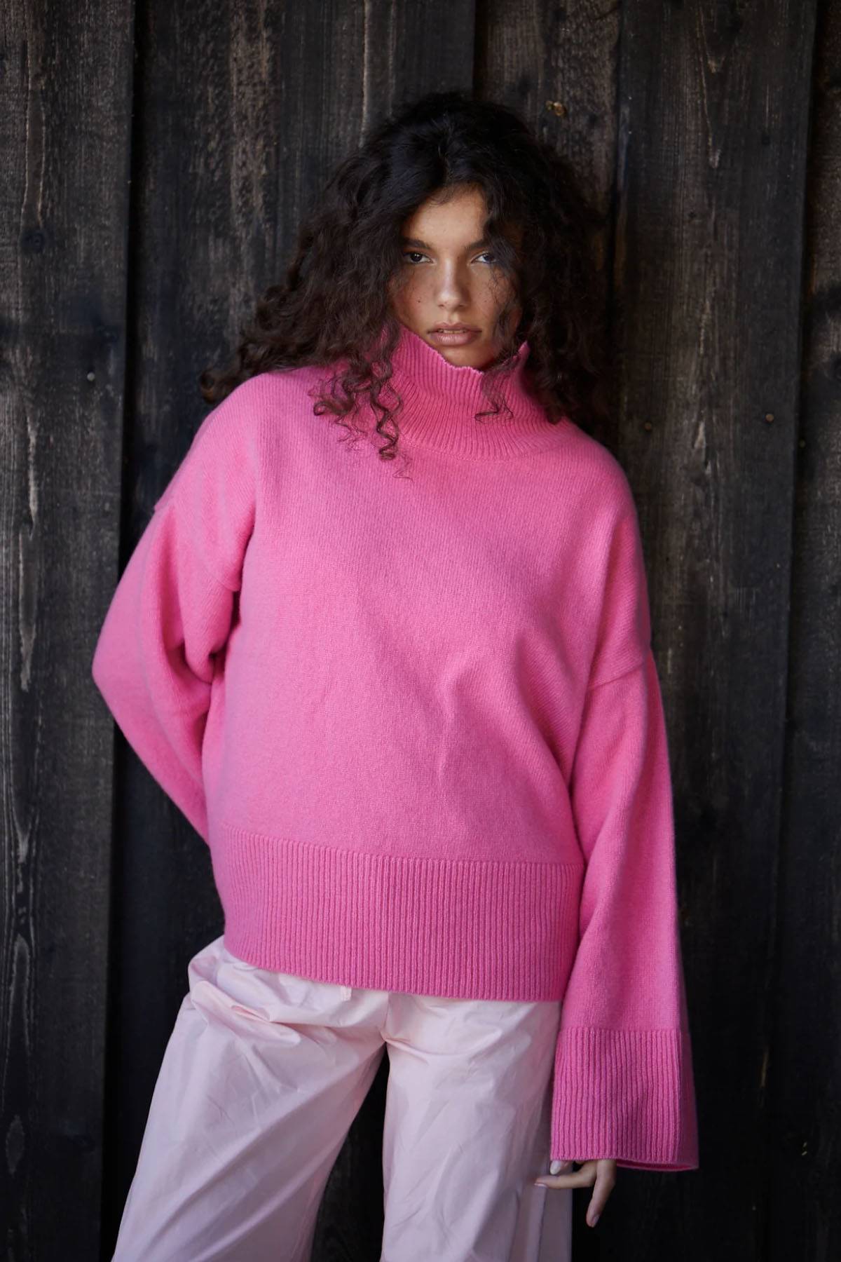 Sweter Tilda Pink Orage Studio / (Fot. Materiały prasowe)