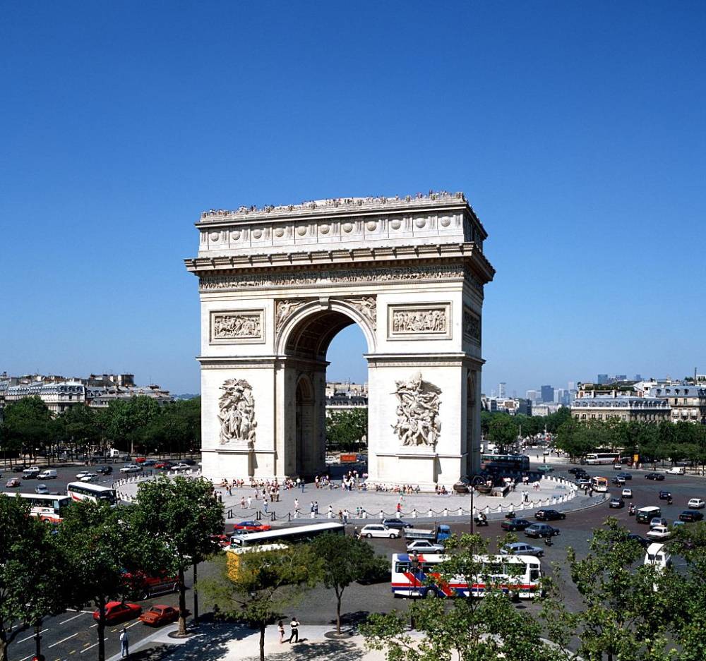 Łuk Triumfalny w Paryżu (Fot. Getty Images)