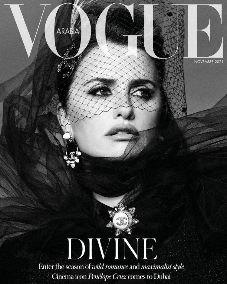 Penelope Cruz ma na sobie ubrania Chanel. (Fot. Luigi i Iango dla Vogue Arabia, listopad 2021)