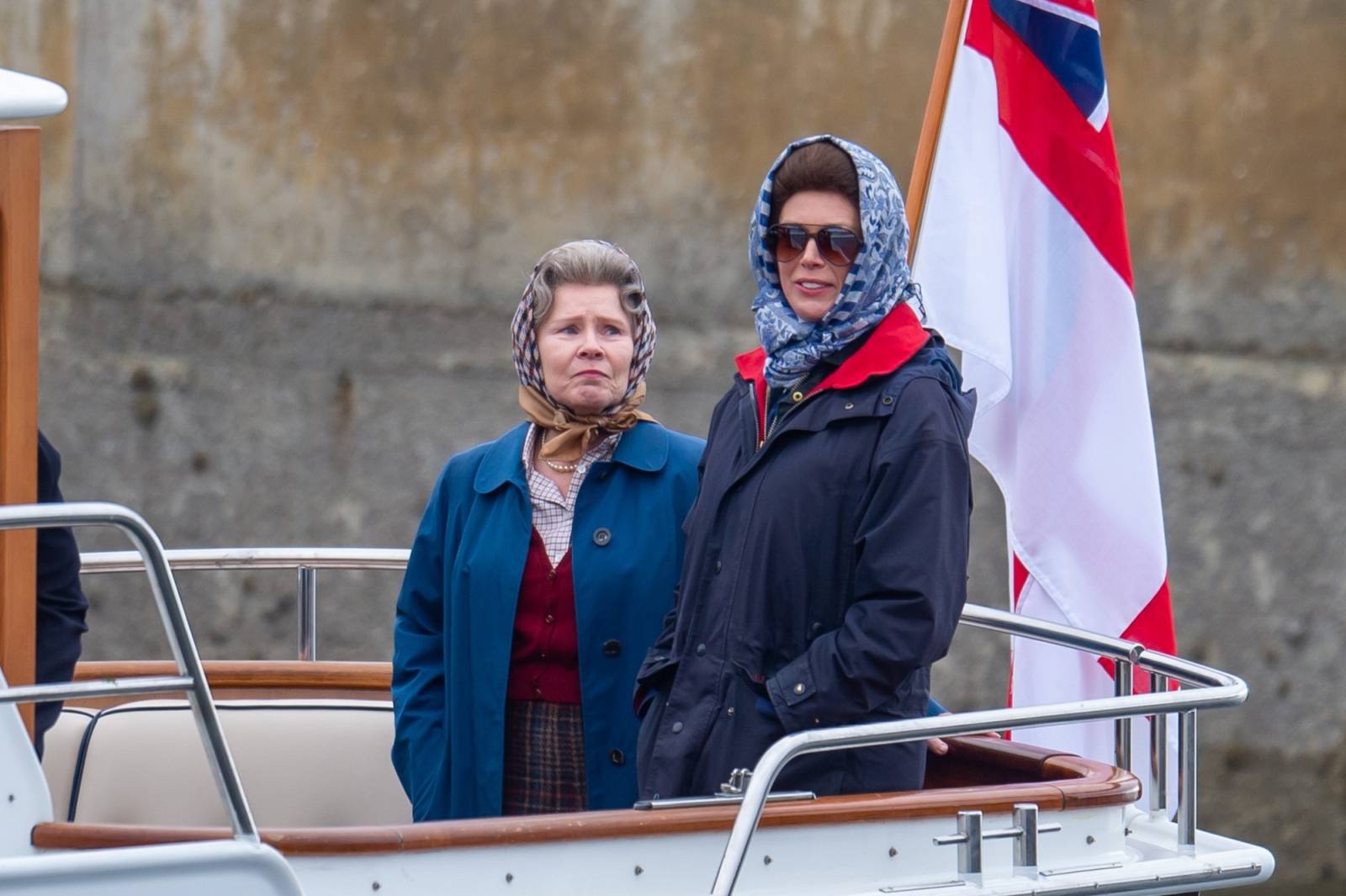 Imelda Staunton i Claudia Harrison na planie The Crown (Fot. SplashNews.com/East News)