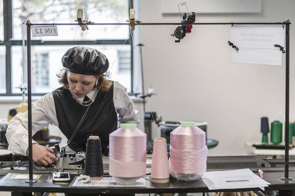 Student at a knitting machine in the Polimodas new Missoni lab
© Serena Gallorini
