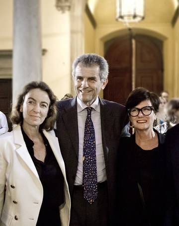 Left to right: Laudomia Pucci and Ferruccio Ferragamo are both members of the Polimoda board standing with Linda Loppa
© Polimoda