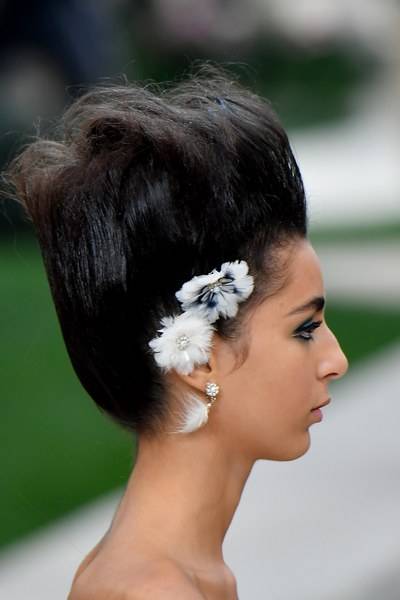 Sam McKnight adorned the hair with the Chanel camelia for what would be the final Couture Summer 2019 show before Karl Lagerfeld passed away in January 2019
© Dominique Charriau / Getty