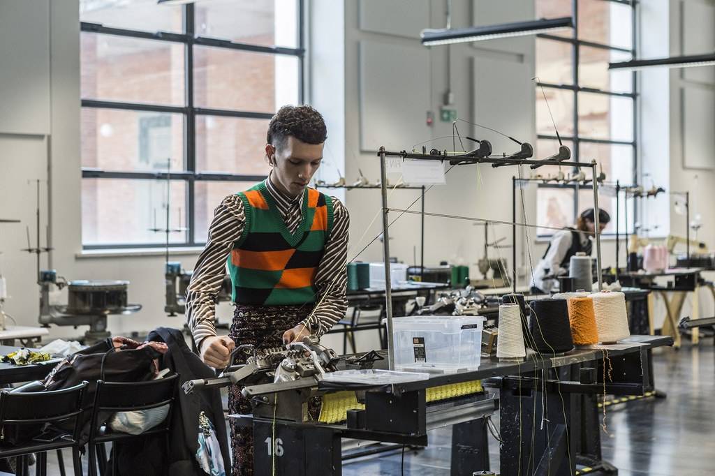 Student at a knitting machine in the Missoni lab at Polimoda
© Serena Gallorini