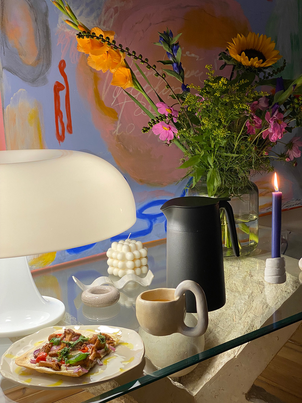 Lampa Nesso od Artemide, cena: ok. 1120 zł. Fot. Joanna Wójtowicz/@joannawojt. Na zdjęciu fragment obrazu Kasi Kotnowskiej.