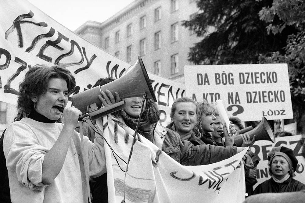 Protest przeciwko zaostrzeniu prawa do aborcji na skwerze pod Sejmem, 29 wrzeėnia 1990, Agencja Wyborcza.pl