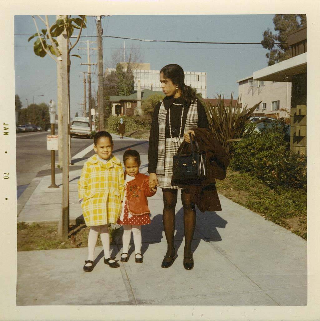 Na spacerze z mamą i Mayą. Fot. Materiały prasowe