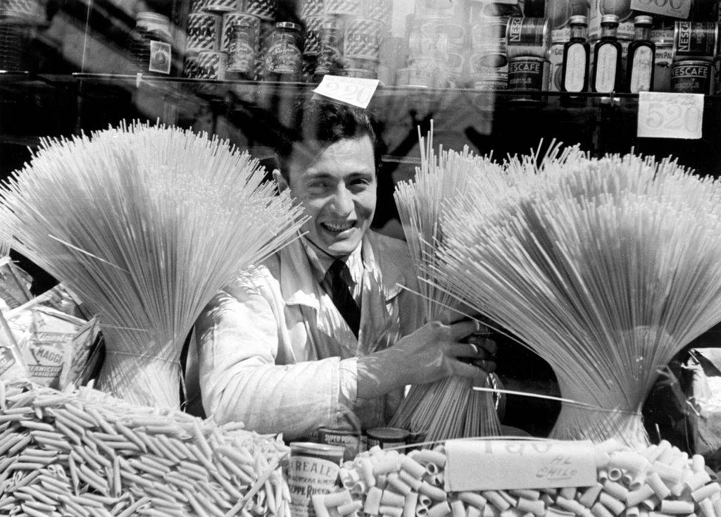 Sklep z makaronem w Neapolu, lata 50. XX w. Fot. Getty Images