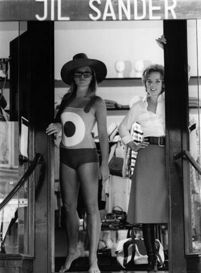 Jil Sander (right) with a model at her first store in Hamburg, in 1968
© ullstein bild