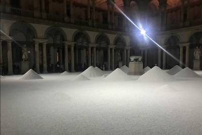 The Jil Sander Spring/Summer 2020 show location featured a set covered in white gravel @SuzyMenkesVogue