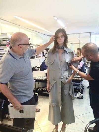 Sam receiving the final go ahead for a Chanel runway hairstyle in the Chanel studio ahead of the show
© @suzymenkesvogue