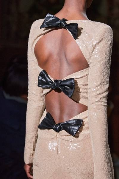 Graceful effects such as big, fat bows softened the sharp patterns.
© Gorunway