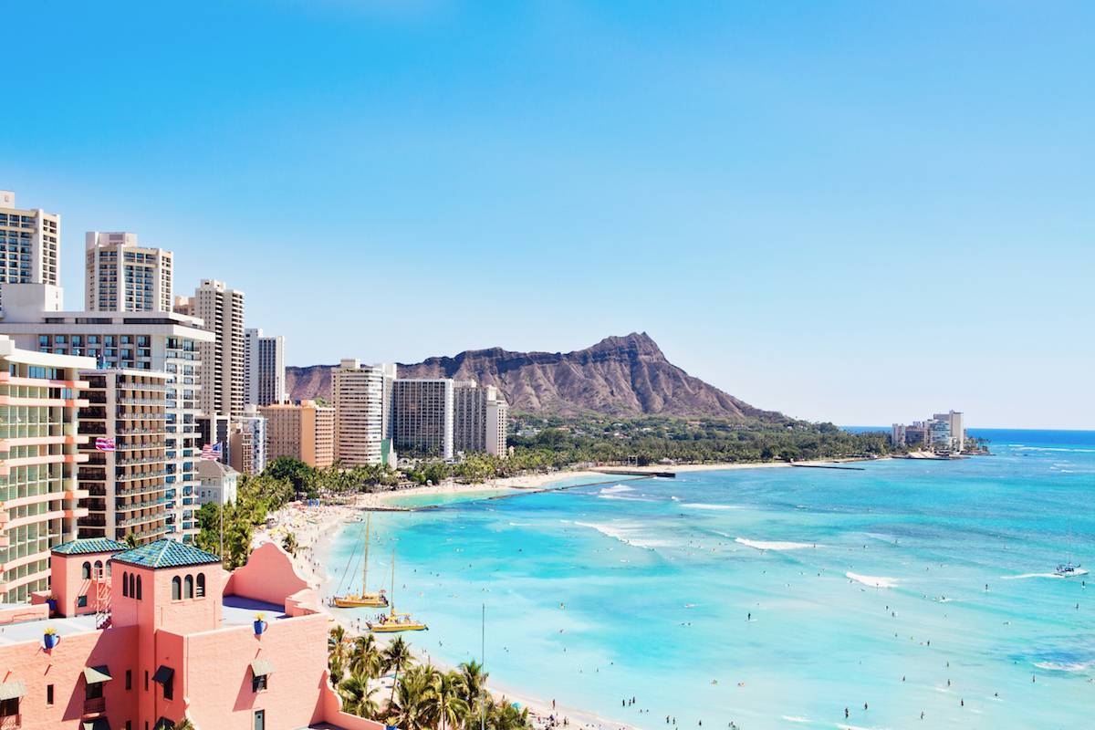 Widok na plażę Waikki. W tle wygasły wulkan Diamond Head w Honolulu (Fot. Getty Images)