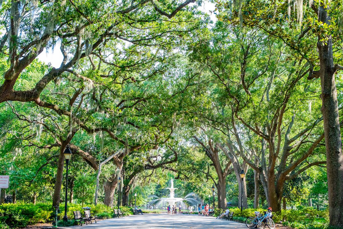 Forsyth Park i znajdująca się w nim fontanna to znane wizytówki Savannah (Fot. Getty Images)