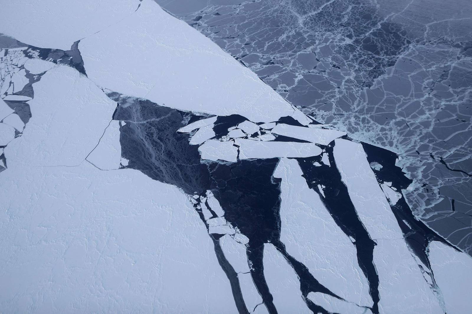 NASA monitoruje ubytki lodu wykonując zdjęcia lotnicze nad Grenlandia i Kanadą (Fot. Getty Images)
