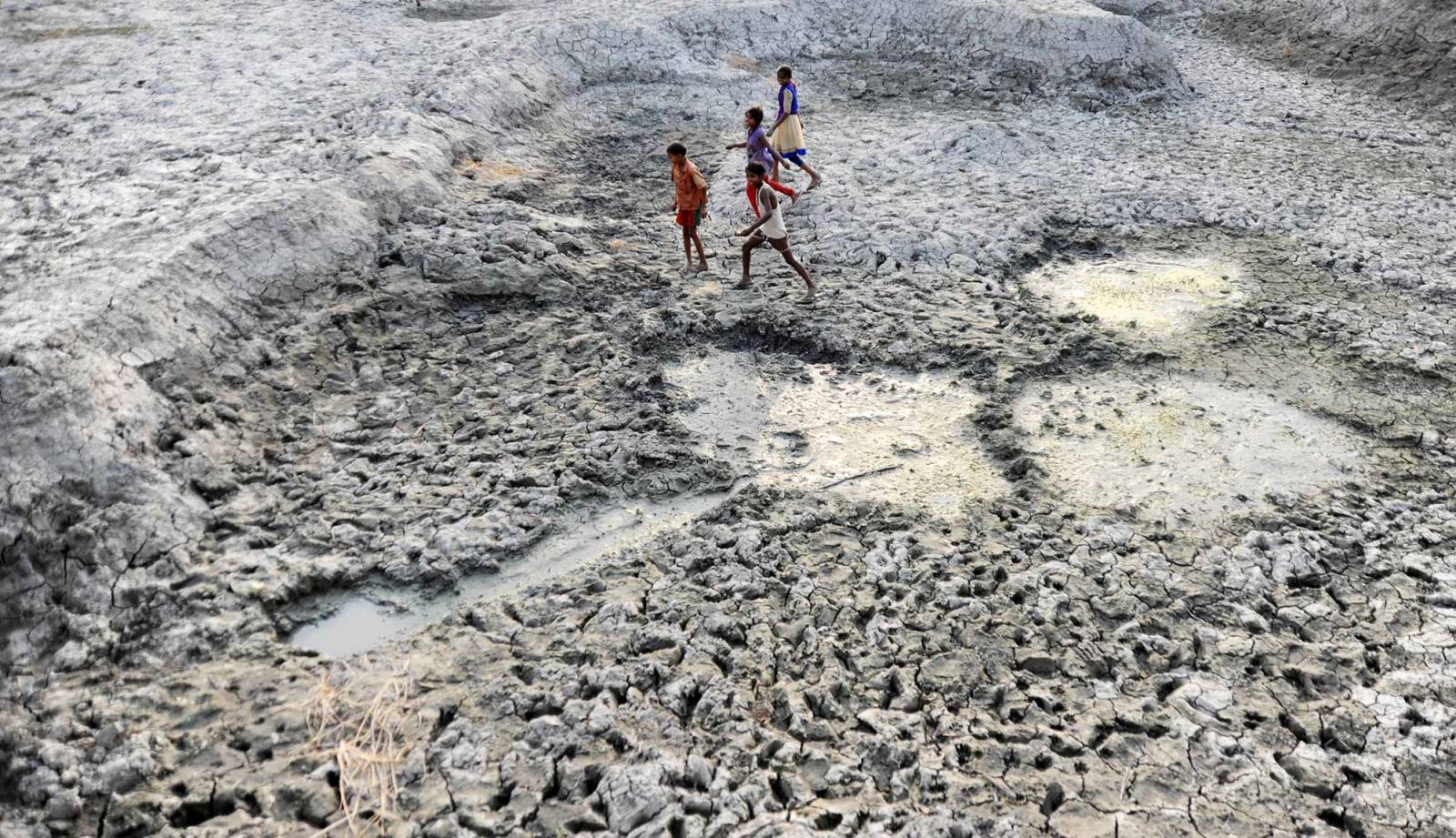 Dzieci bawią  się w suchym korycie rzeki, Indie (Fot. Getty Images)