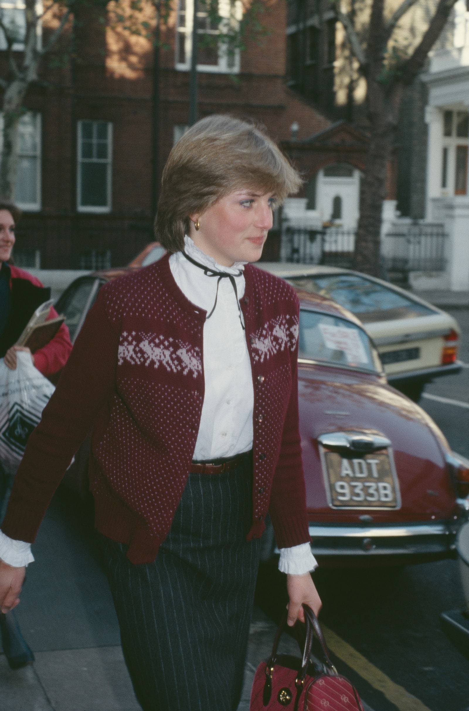 Diana przed swoim mieszkaniem w Londynie w 1980r.