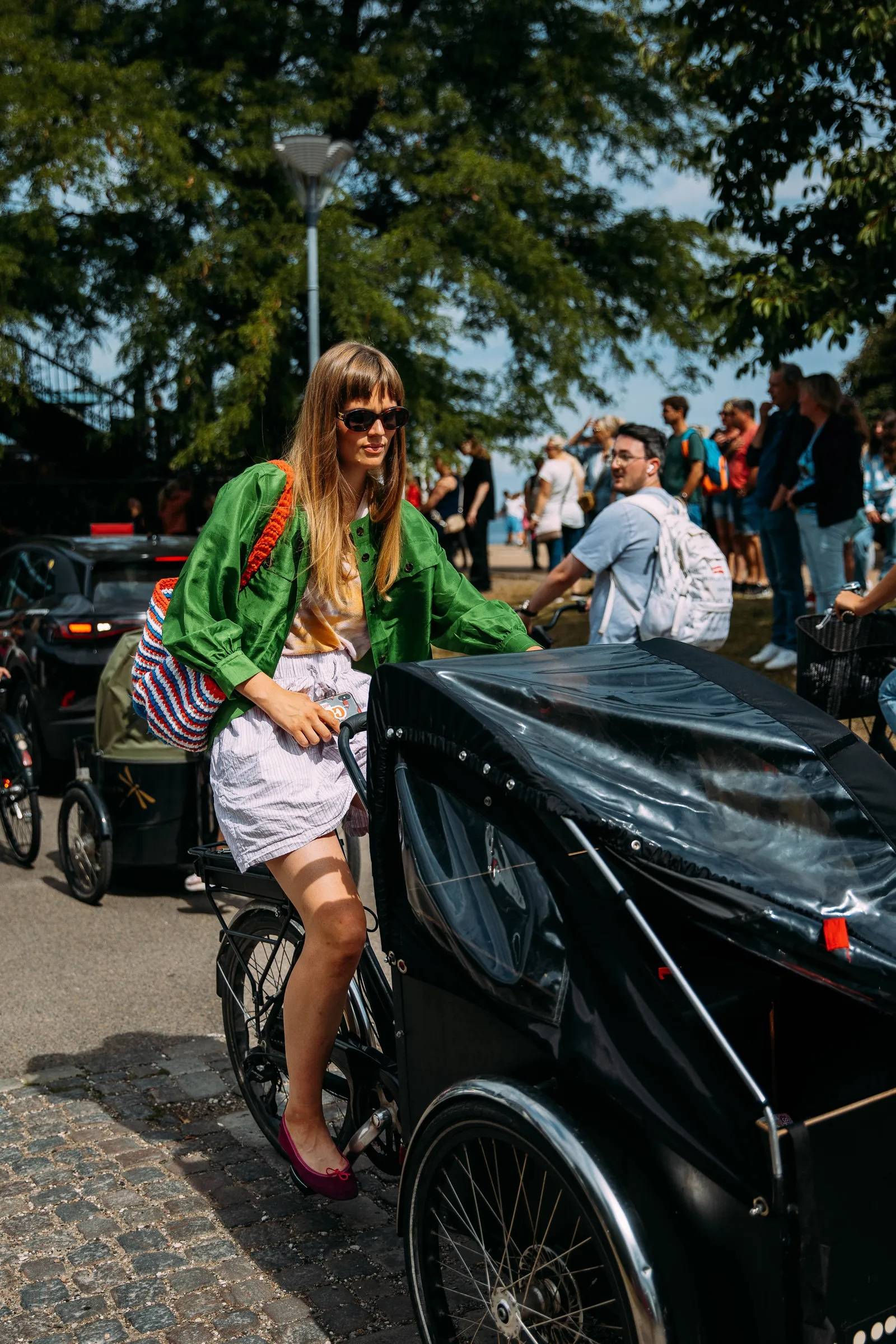 Kwintesencja street style’owego looku z Kopenhagi to bawełniane bokserki, baletki i rower będący jednocześnie wózkiem dla dziecka. / (Fot. Acielle Style du Monde)
