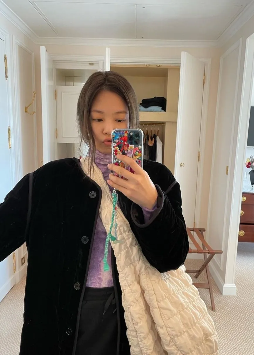Jennie Kim z pikowaną torbą COS na selfie, które wszystko zapoczątkowało. / (Fot. Instagram / @jenniebyjane)