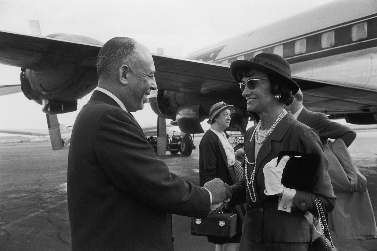 Stanley Marcus żegna Coco Chanel przed jej odlotem do Paryża, 1957