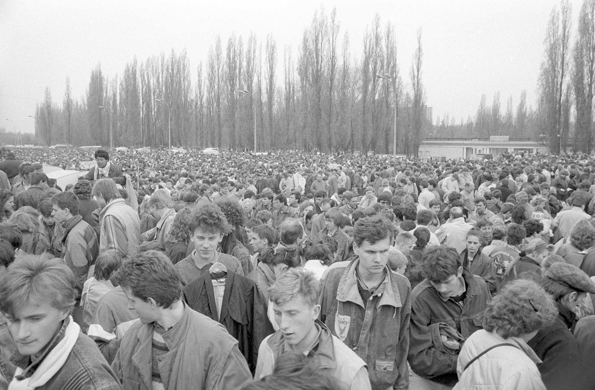Giełda na stadionie Skra, 04.1989 (PAP/Cezary Słomiński)
