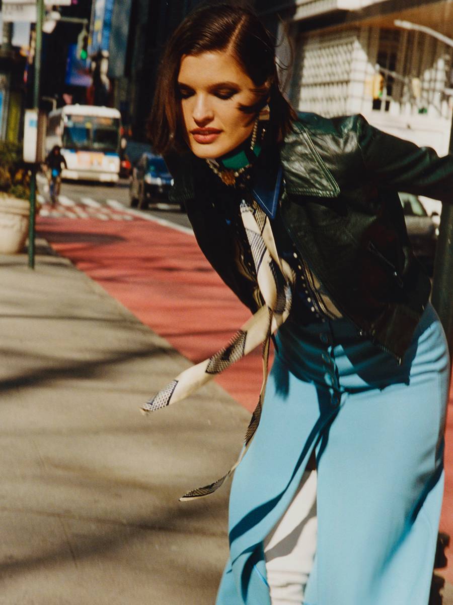 Julia Van Os w sesji okładkowej kwietniowego wydania „Vogue Polska” (Fot. Stanisław Boniecki)