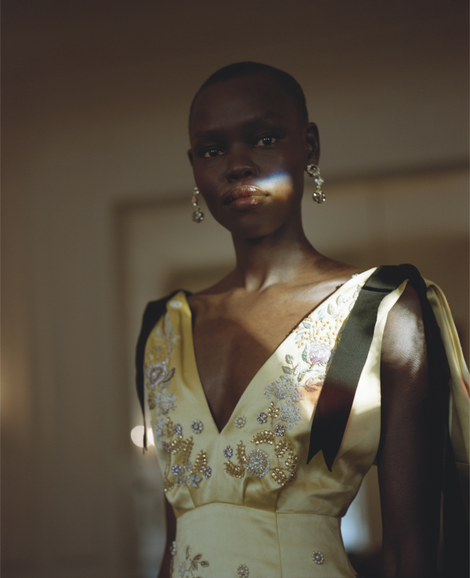 Modelka Grace Bol w sesji kolekcji Erdem na sezon wiosna-lato 2018, która ukaże się w drugim numerze „Vogue Polska” (Fot. Kuba Ryniewicz)