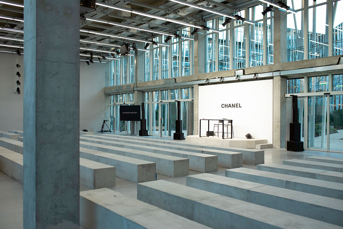 Wnętrze M19 - siedmiopiętrowego budynku, który marka Chanel zbudowała dla 11 studiów rzemieślniczych, z którymi ściśle współpracuje (Fot. Materiały prasowe)