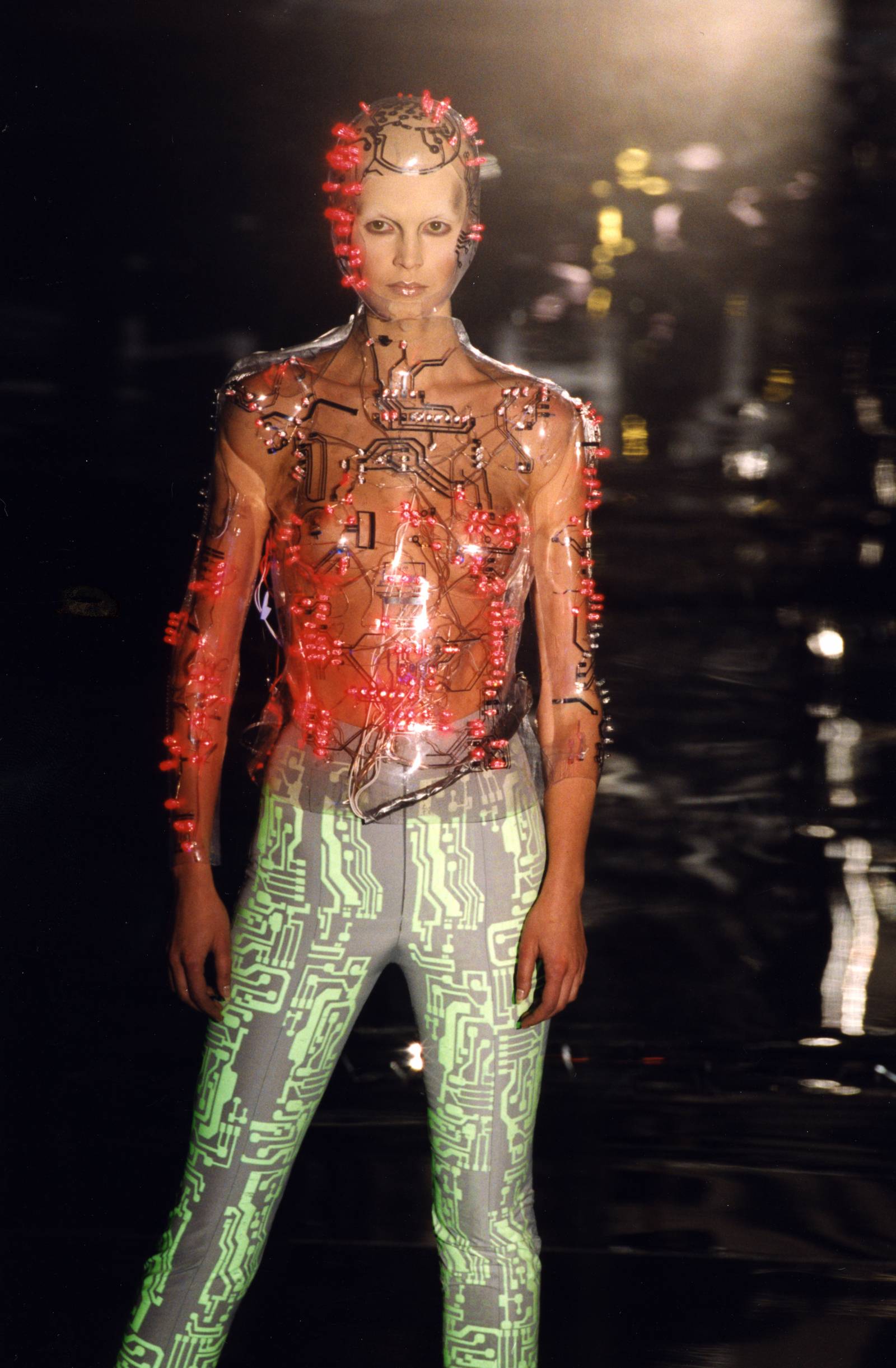 Givenchy jesień-zima 1999. (Fot. Getty Images)