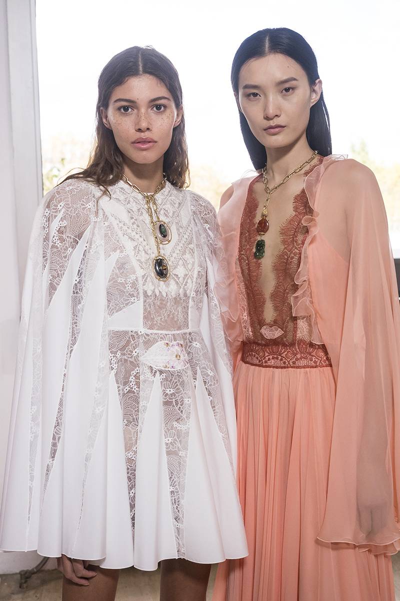 Backstage pokazu Giambattisty Valli wiosna-lato 2019